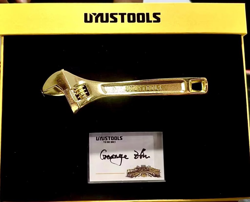 Golden wrench and George's signature！