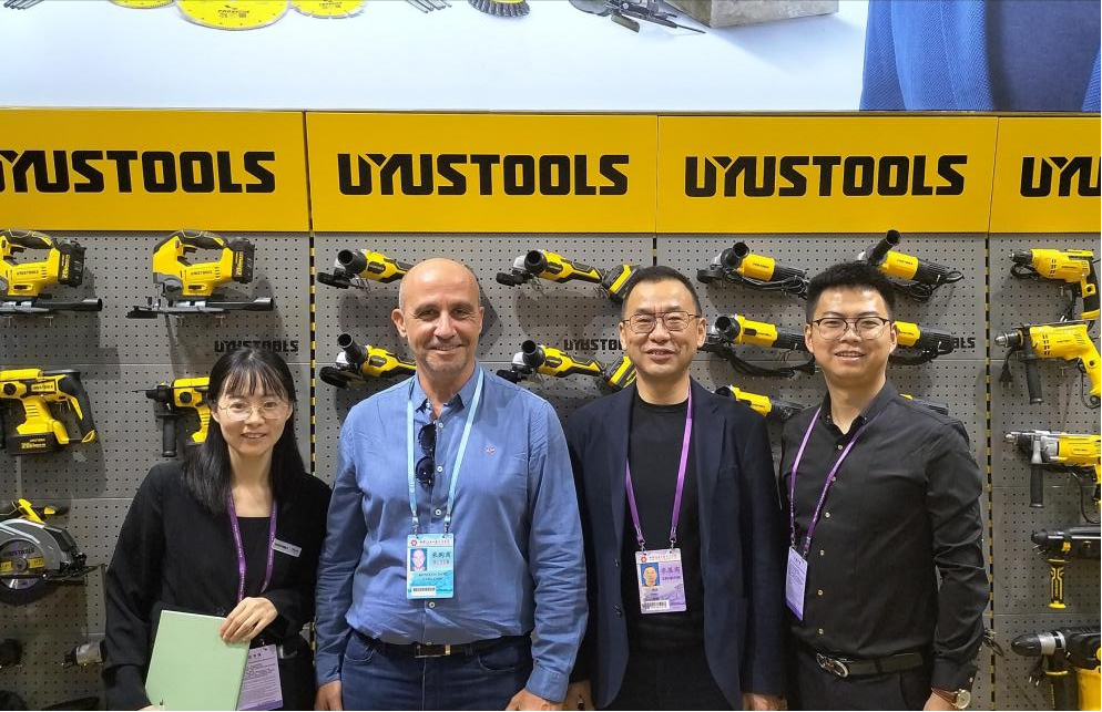 At the Canton Fair, the sales team warmly welcomed customers